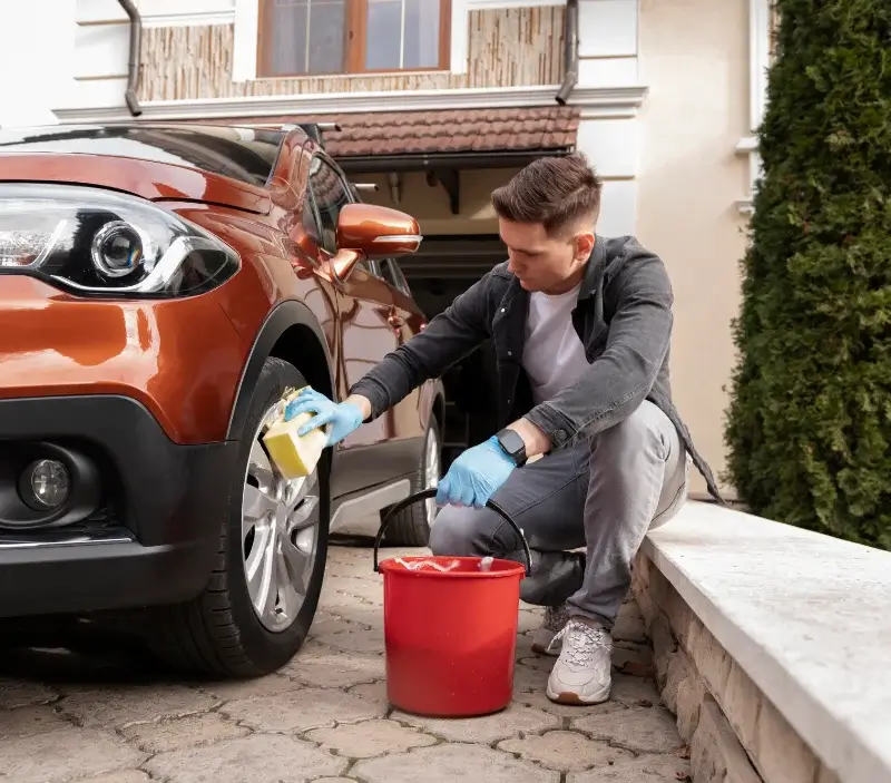 Lavage auto à domicile Vimartin-sur-Orthe : professionnel intervenant sur un véhicule